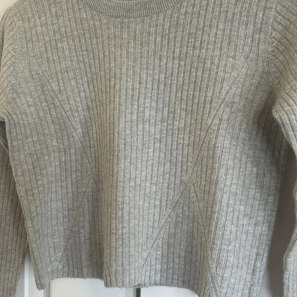 NEW Aritzia Babaton Nathaniel Cropped Crew Neck Sweater in Heather Grey | sz XS - Picture 3 of 5